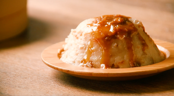 放涼後會更Q，最後再淋上一些肉燥滷汁，古早味肉燥碗粿就完成啦！