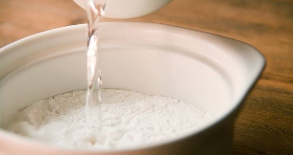 將400ml的冷水加入200g在來米粉並充分攪拌