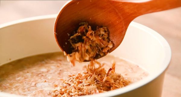 加1大湯勺的油蔥酥，轉中火加熱並不停攪拌