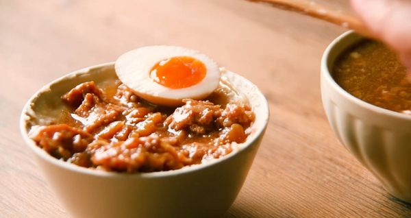 表層放上肉燥與蛋