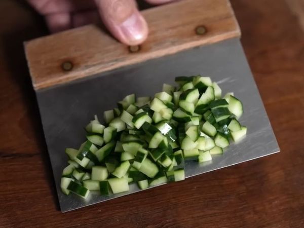 小黃瓜、小番茄切成丁，海帶芽加入水變軟