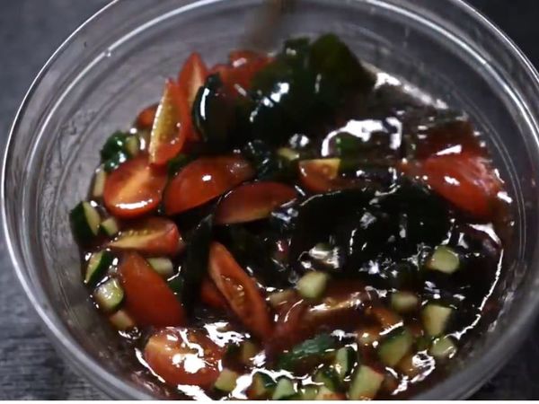 調製醬汁(日式高湯、糖、米醋、醬油、豆瓣醬、蠔油、麻油)，加入步驟1食材攪拌均勻