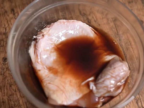 將雞腿肉放入調好的醬汁(清酒、味醂、糖、醬油)醃漬15分鐘