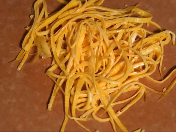 雞蛋打散加入少許鹽巴，放入油鍋中煎成蛋皮，蓋上鍋蓋後約兩分鐘後起鍋切成蛋絲