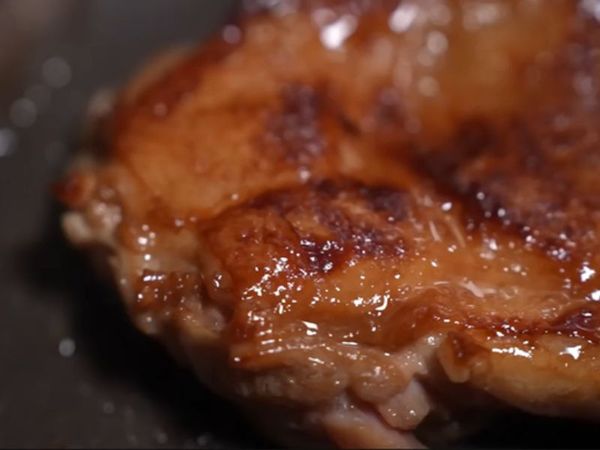 將醃好雞腿肉煎至金黃色，蓋上鍋蓋兩分鐘，利用餘熱悶至全熟(另外起鍋後將照燒醃醬煮至濃縮備用)
