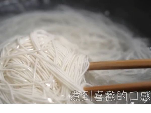另取一鍋滾水，放入好勁道天禧麵線（煮 5-7 分鐘，依個人喜好口感調整烹調時間）再放入冰水冷卻