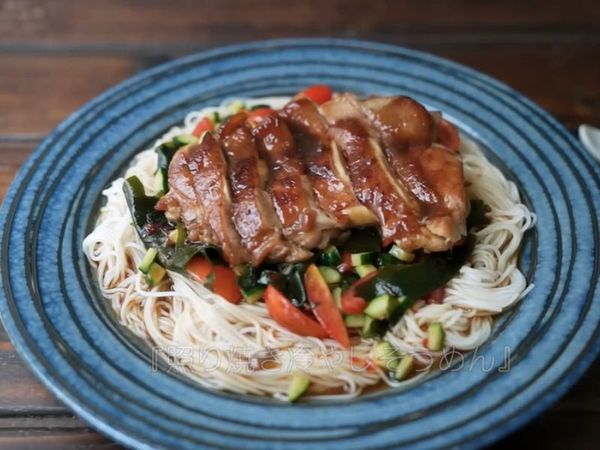 將麵盛盤、淋上步驟2特調醬汁、放上切好的醬燒雞腿和蛋絲即完成