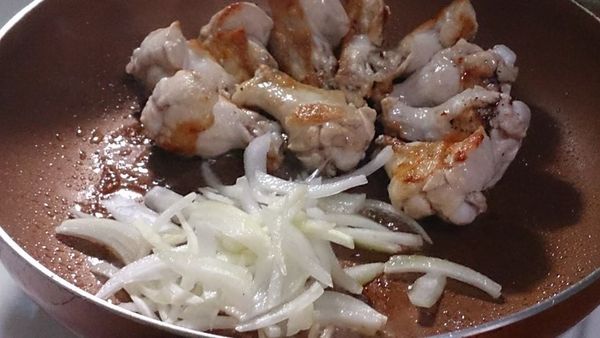 利用雞油炒香洋蔥