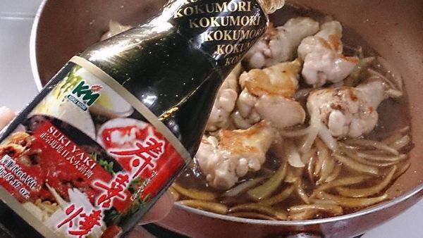 加入壽喜燒醬和水 蓋鍋煨煮