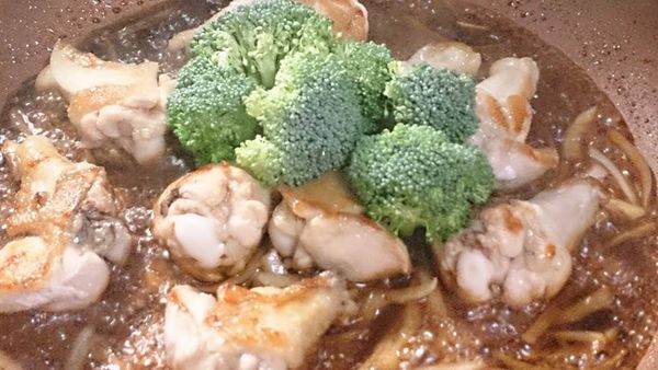 青花菜放在雞腿上 繼續煨煮