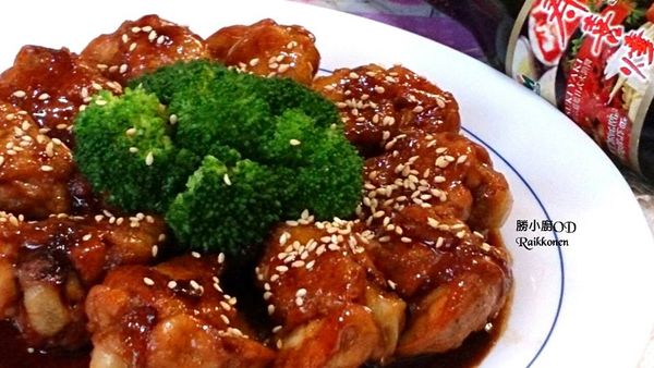 盛盤後撒上白芝麻 美味的小雞腿完成!