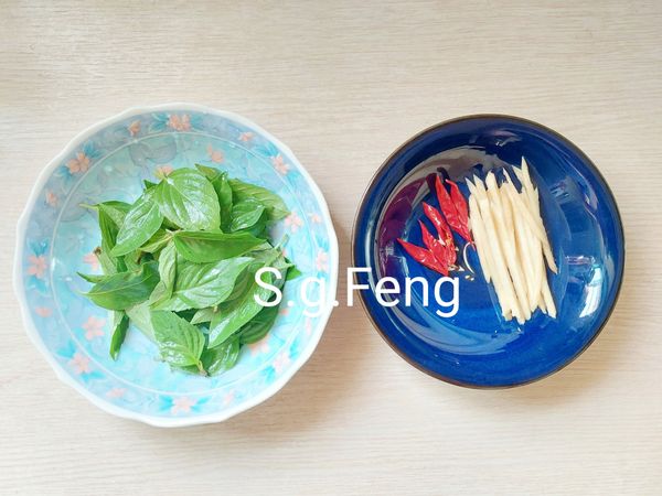 3.老薑切絲，辣椒切片，九層塔取嫩莖葉。