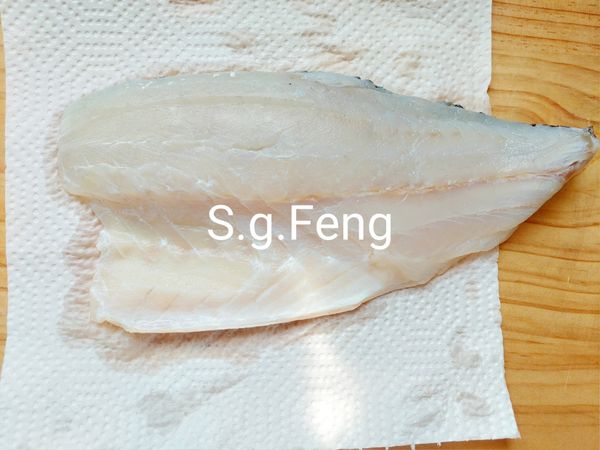 4.鱸魚排醃漬好時，再用餐巾紙擦乾水份，避免水份油爆。