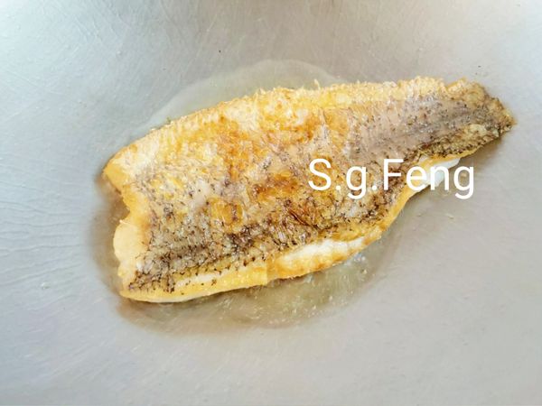 6.再將鱸魚排翻面，續煎約4分鐘。