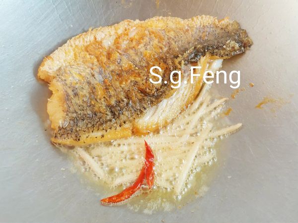 8.再放入薑絲與辣椒炒香。