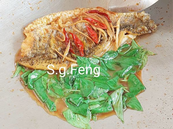 10.最後再加入九層塔，翻拌轉綠後即可關火。