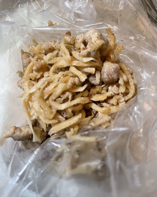 先將豬絞肉爆炒，再將筍絲剪碎放入鍋中ㄧ起拌炒至乾，依序放入調味料，像是鹽巴、胡椒粉、蠔油、醬油，至微微焦香即可起鍋放涼。