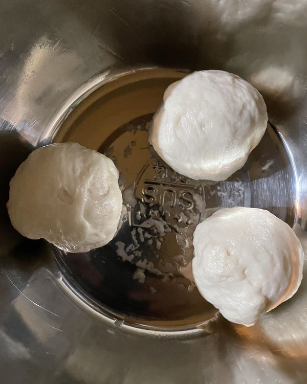 麵粉加酵母粉、糖混合，加入溫水攪拌成絮狀，再加入油，揉成光滑，放至溫暖地方發酵1個小時。將發酵好的麵團分成65g，分成8個。餡料35g，包入，鍋燒水有熱即可熄火，將包好的麵糰放入鍋中，發酵20分鐘，開中大火蒸15分鐘，關火悶3分鐘。即可開鍋放涼開吃唷⋯⋯