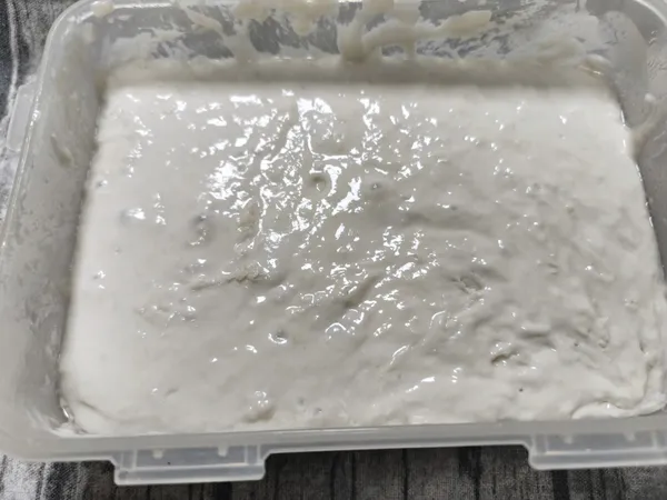 先將液種麵團的材料拌好室溫發酵一小時後放冰箱冷藏16小時以上才使用。