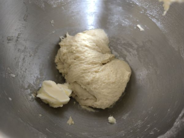 成糰後再放入無鹽奶油，繼續攪打至麵皮攤開可拉出鋸齒狀缺口。