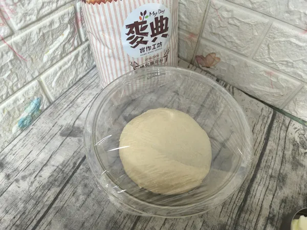 取出滾圓放入大碗中，覆蓋上保鮮膜，進行基礎發酵1小時。