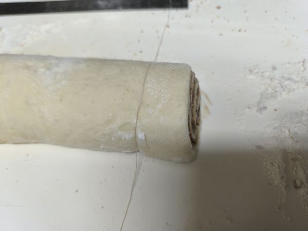 再利用縫衣服的線(或牙線)切割捲好的肉桂麵糰。(每顆寬度3.5公分)