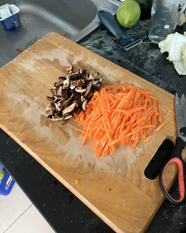 洋蔥切絲油鍋炒香再加泡過水香菇切絲炒香後，胡蘿蔔絲加入炒軟，添加素肉絲前先泡軟捏去水份醬油膏拌入味再加入一起炒
