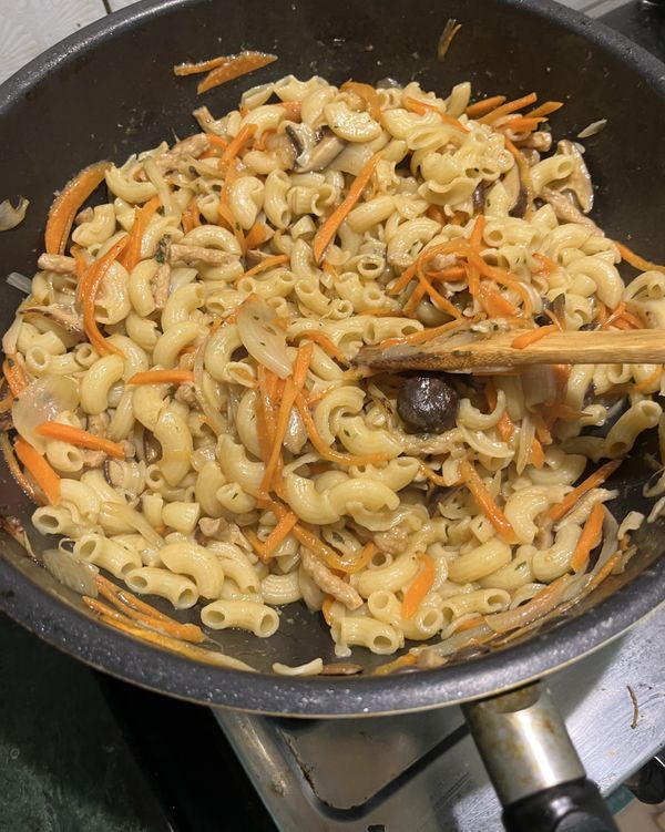 把燙過的通心麵加入拌炒即可！全拌炒均勻，調味鹽即可！滴上香油
即完成