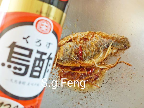 9.再加入[調味料]中的醬油、素蠔油、十全120天完熟烏醋先熗鍋拌勻，再加入水或米酒，拌勻煮滾。