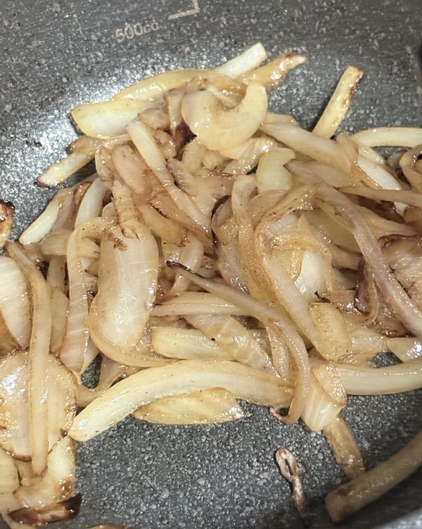 奶油中火下鍋融化後加入洋蔥，蓋上鍋蓋稍微悶炒一下，繼續翻炒至洋蔥變軟且微微變色，轉小火繼續翻炒。
使用冷藏或冷凍的洋蔥比較容易快速焦化，炒約15分鐘即可