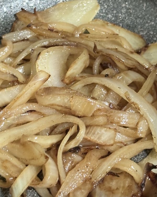 炒至圖片這個顏色後加水（約300克）、雞湯塊跟鹽巴調味