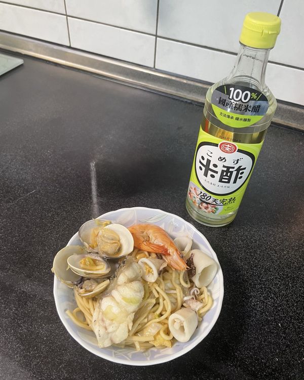 海鮮洗淨，麵條汆燙後瀝乾備用。
熱鍋下油，炒香蒜末與蔥白，放入海鮮略炒至半熟。
加入麵條與高湯、醬油、糖、米酒拌炒收汁。
起鍋前淋入烏醋提香，再加蔥段快炒數下即可。