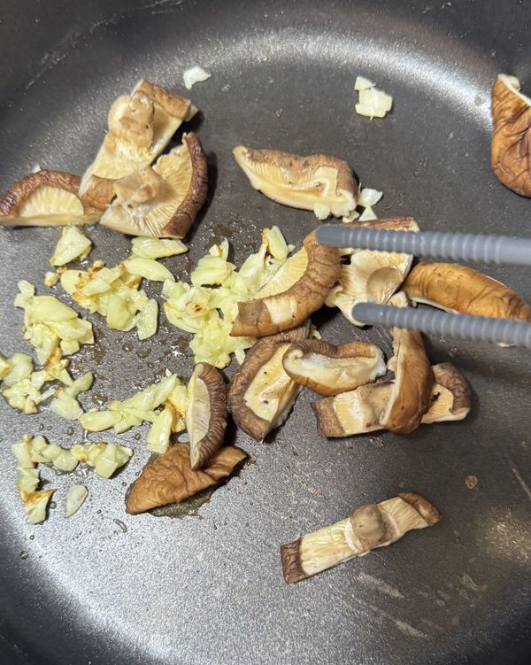 先起一鍋煮麵，乾香菇泡水、另一鍋爆香蒜、乾香菇