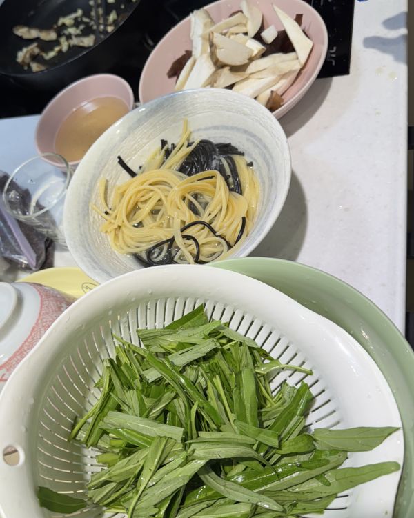 義大利麵煮好7-8分熟，牛肉用秘醬燒肉醬淋上再去氣炸鍋烤，待會備用