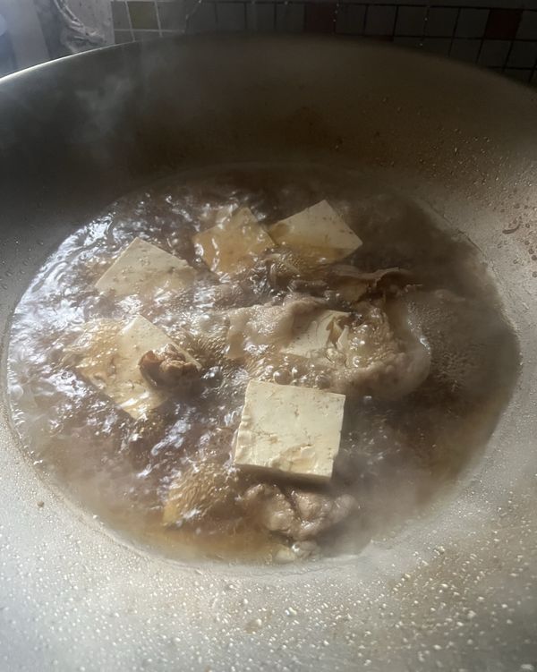 加水，豆腐下燉1.5小時