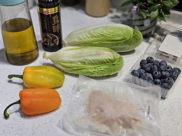 十全120天完熟烏醋加上橄欖油拌勻就是油醋醬了，今天再加些醬油與胡麻醬增加風味。
搭配的蔬果（甜椒及藍莓）都可以自行找找冰箱裡的庫存代換。
雞胸我用現成即食的，自己煮也不難，用一小鍋水加鹽，冷水下雞胸肉，大火煮滾，熄火加蓋，悶十分鐘，就能得到超嫩鹽水雞胸，可視個人喜好添加一些香料同煮。