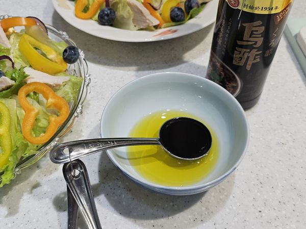 調油醋醬汁，先放橄欖油，加入十全120天完熟烏醋拌勻。