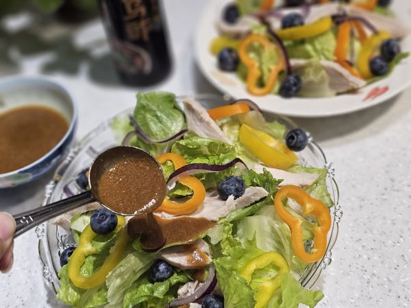 要開吃前放上雞胸肉及藍莓，淋上醬汁。