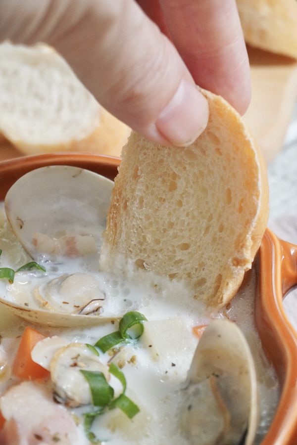 滿滿鮮味的蛤蜊巧達湯，法國麵包切片沾著湯汁一起吃真是嚎好吃!!!