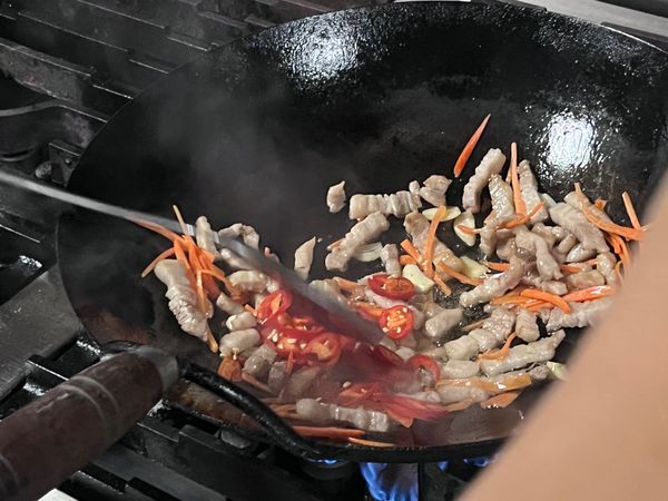 下入蒜片辣椒紅蘿蔔絲，炒出香氣