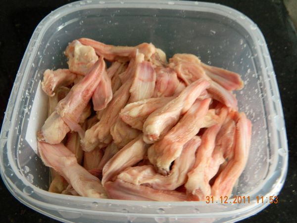 先將鴨舌解凍，沖水洗淨，之後「索」乾鴨舌表面的水份。