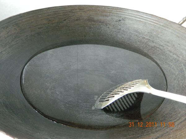 煮滾水，並在水中加雞粉[令鴨舌夠味d]。