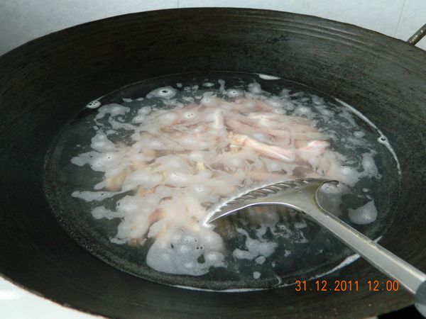 水滾就下鴨舌，煮5分鐘至熟透。