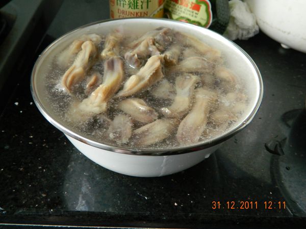 熟透後便將鴨舌過「冷河」，先過凍滾水，再浸冰水[可令鴨舌爽口彈牙]。