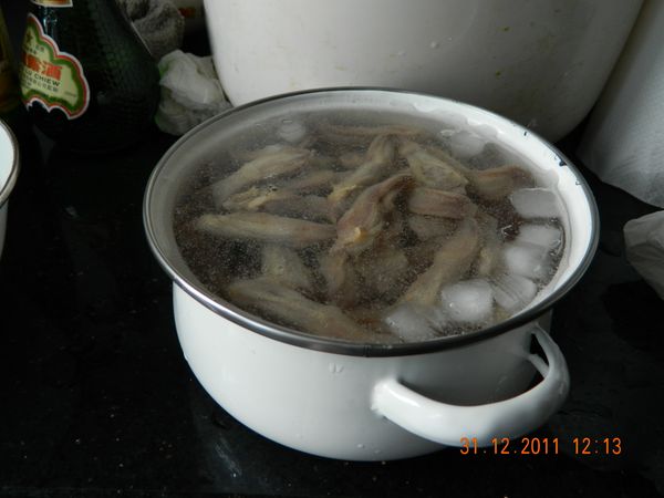 之後，將鴨舌「索」乾水[導致汁不會被溝稀]。