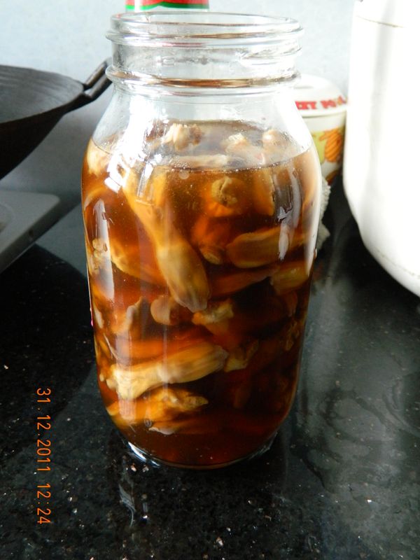 便可開始用醉雞汁浸鴨舌[汁要浸過鴨舌表面]，最後加入玫瑰露[令其香d]。