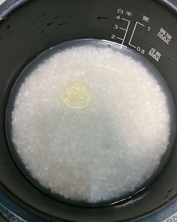 將米洗淨後加入水（米：水 1:1）
加入少許食用油