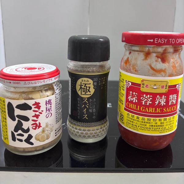 將先前炒好的雞肉倒回鍋中，加入蒜蓉辣椒醬 1.5小匙，灑上博多華味鳥萬用香料
（中間那罐，可加可不加）翻炒均勻後蓋上鍋蓋，小火悶煮約 2 分鐘。
（調味的步驟看個人的口味，不愛重口味就減量）