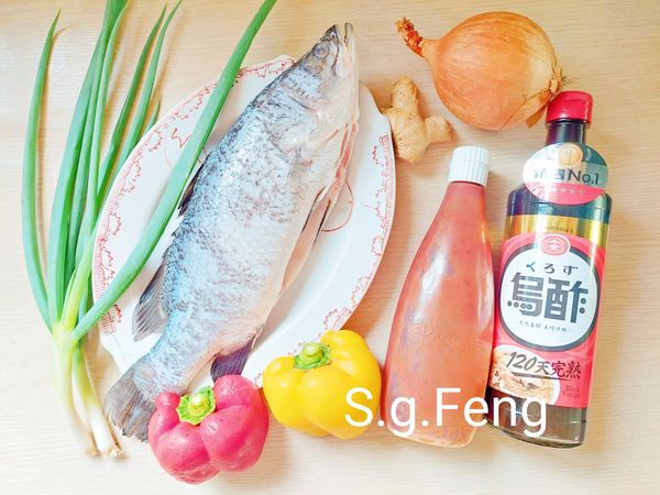 1.準備所有食材，清理與清洗之。
本次使用的烏醋是:【十全 120 天完熟烏醋】
經過至少四個月的自然發酵熟成(非速成工法，不靠人工添加)，才能讓酸味變得圓潤、層次更豐富；比一般烏醋更醇厚，酸而不嗆，入口圓滑，有自然穀物與米麴香氣。