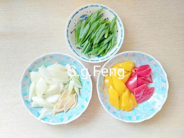 3.青蔥切斜段，老薑、洋蔥、紅甜椒、黃甜椒切菱形片。